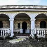 La villa abbandonata si presenta con un grande pergolato ad archi: una costruzione lussuosa ma abbandonata, con vetri rotti e porte scassate